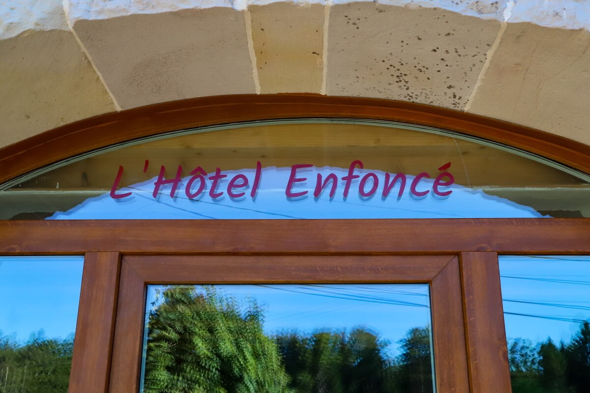 Entrée Hôtel Enfoncé